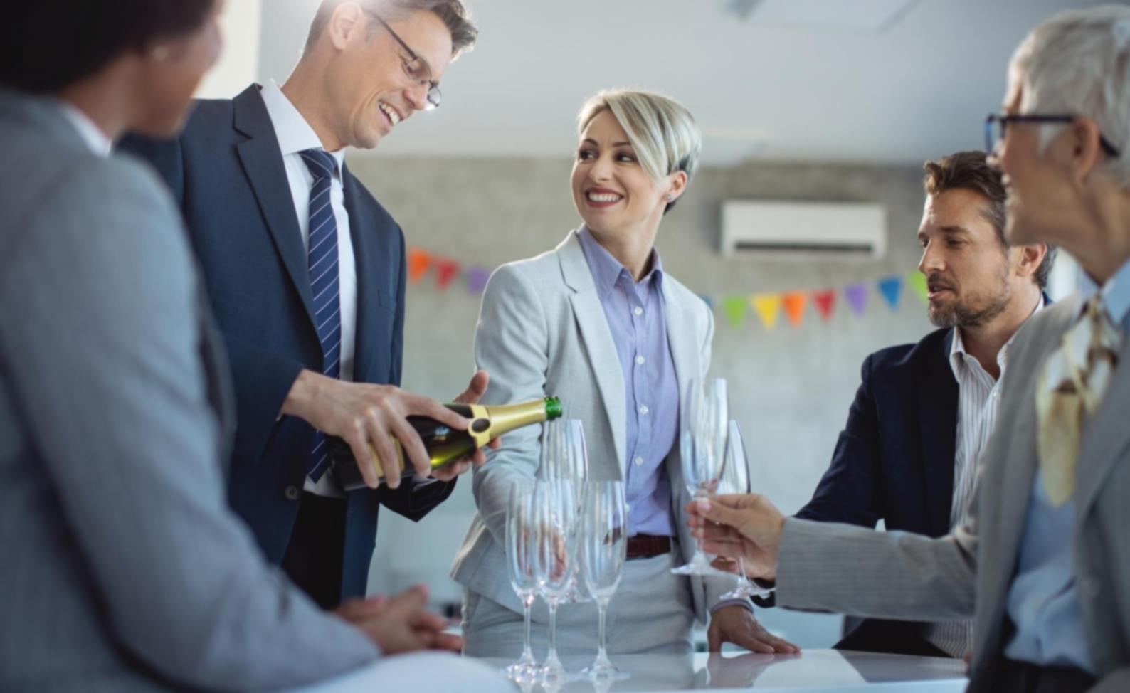 Sesión de trabajo colaborativo con gráficos financieros